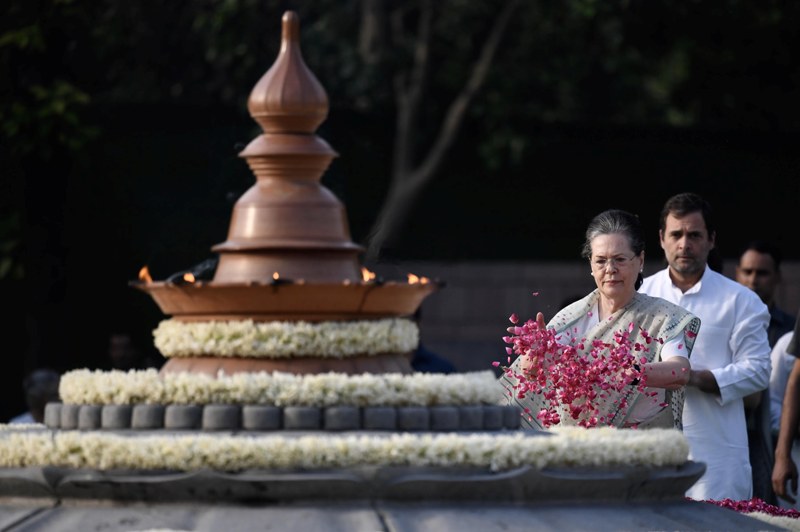 Rahul, Priyanka pay homage to Rajiv Gandhi