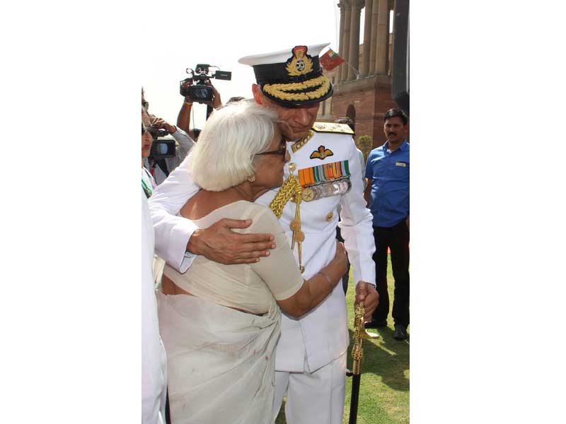 NEW DELHI, MAY 31 (UNI):- Outgoing Chief of the Naval Staff Admiral Sunil Lanba being seen off by Admiral Karambir Singh after the handing over taking over ceremony