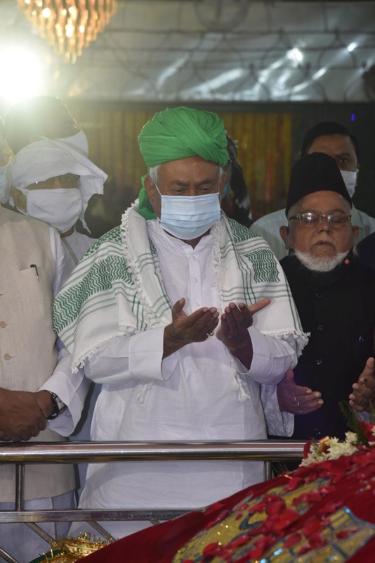 Bihar CM Nitish Kumar offers prayers at High Court Mazar in Patna