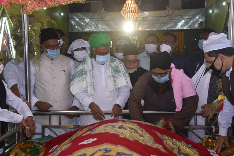 Bihar CM Nitish Kumar offers prayers at High Court Mazar in Patna