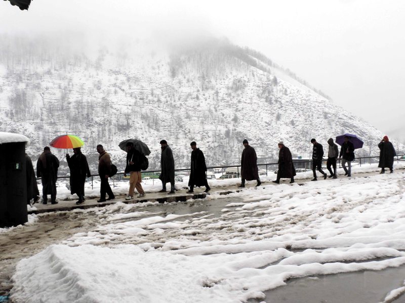 Snowfall in Kashmir blocks road, people take train