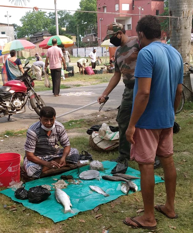 BSF supervises a market during lockdown in Kolkata