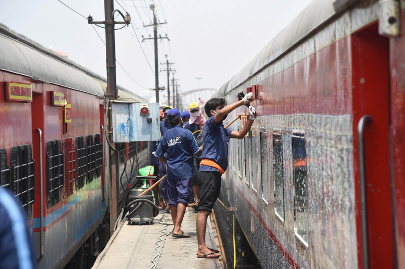 COVID-19 outbreak: Railway workers clean special trains 