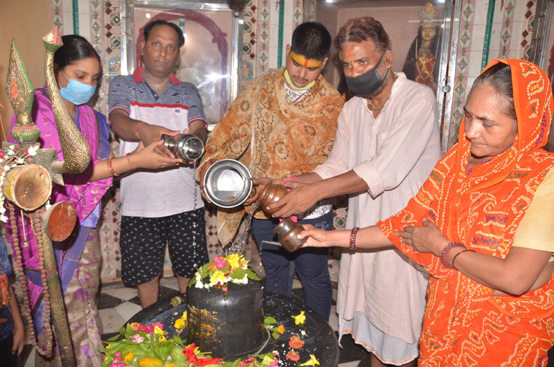 Mathura: Devotees worshiping Lord Shiva