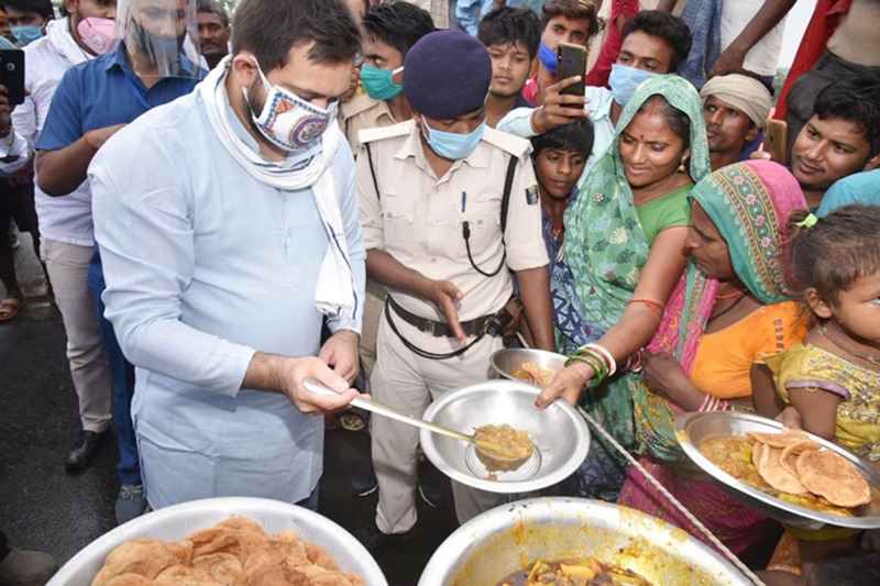 Tejashwi Yadav helps flood-affected people