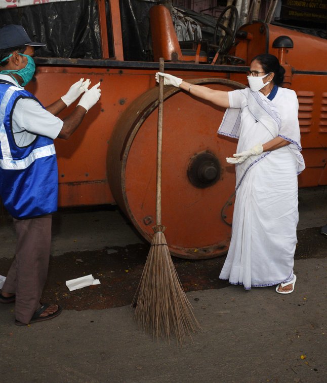 Mamata Banerjee supervises implementation of lockdown in Kolkata