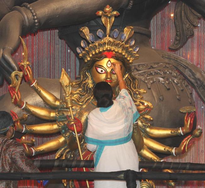 Mamata Banerjee performs Goddess Durga's 'Chokkhudaan' at Kolkata's Chetla Agrani Club