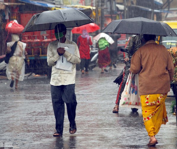 Heavy rain due to cyclone Nisarga in Balagavi