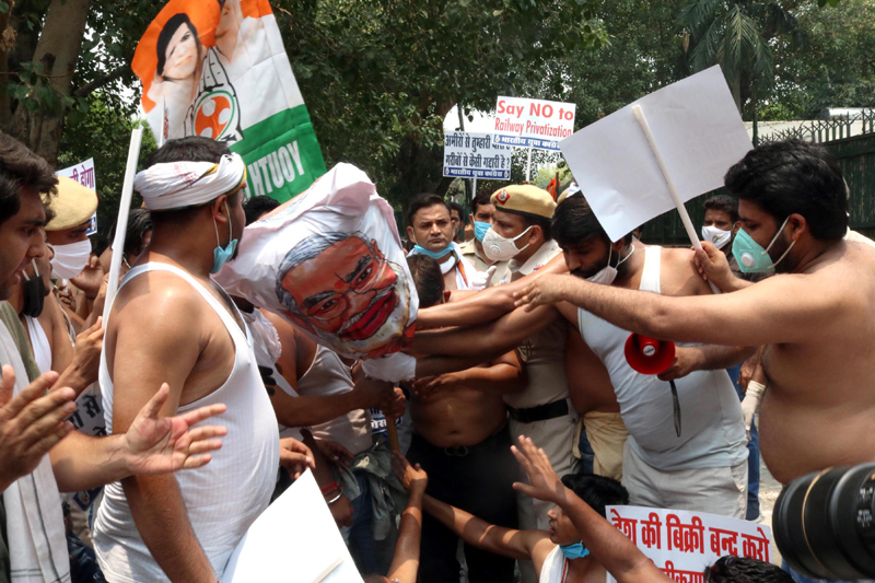 Congress protests Indian Railway privatisation in Delhi