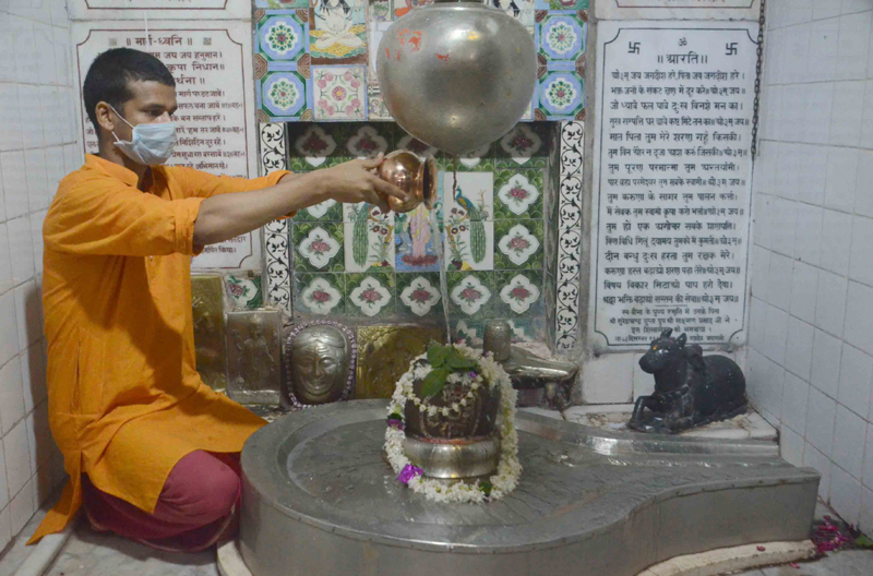 Special worship of Lord Shiva in Varanasi on the first Monday of Shravan