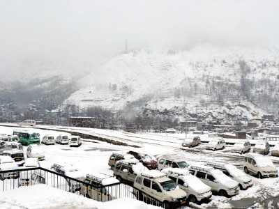 Snowfall in Kashmir blocks road, people take train