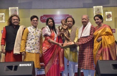 Shyam Sundar Co. Sarvottam Samman presented to playback singer Kavita Krishnamurthy at the Behala Classical Festival in Kolkata