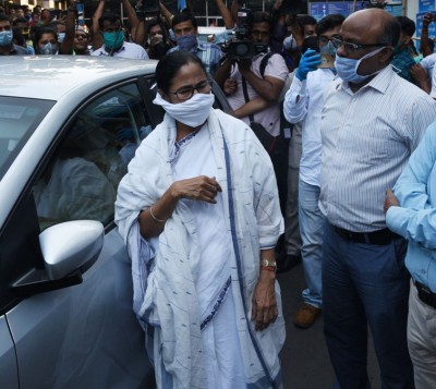 Mamata Banerjee visits hospitals to see Covid-19 preparedness