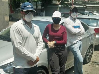 Three Kolkata citizens provide food packets to ease the woes of daily wage earners