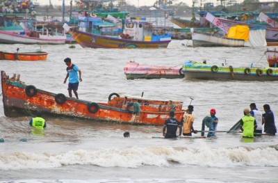 Mumbai fishermen return from sea in Mumbai