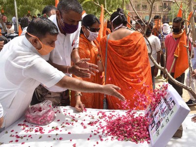 Hindu Jagaran Manch pays floral tributes to Ladakh martyrs
