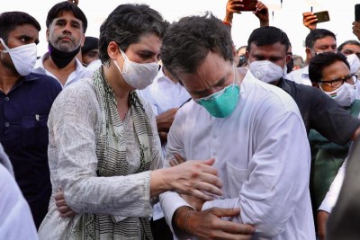 UP gang-rape: Congress leaders Rahul Gandhi, Priyanka Gandhi Vadra briefly stopped then allowed to go to Hathras 