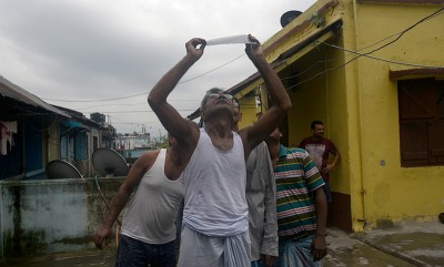 People watching solar eclipse in Kolkata
