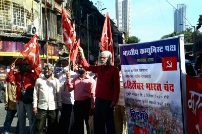 CPI activists participate in rally in support of the nationwide strike called by farmers at Lalbaugh in Mumbai