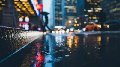 Light rain in Delhi, air stays 'poor'