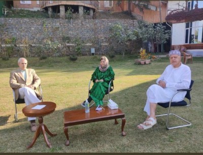 Farooq Abdullah calls meeting to discuss key Kashmir issues, Mehbooba Mufti to join