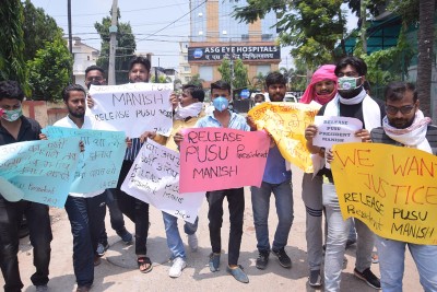 Police taking Jan Adhikar Party activists into custody in Patna as they demonstrate against Bihar flood situation