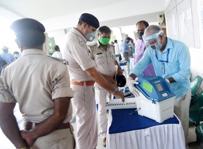 Patna: An election officer giving teach for operate Electronic Voting Machine