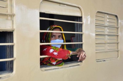 After Yediyurappa's meeting with builders, Karnataka cancels trains for migrant workers
