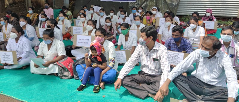 Karnataka health workers stage dharna