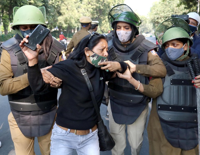 Farmers under the banner of Sanyukt Kisan Manch assemble at Jantar Mantar
