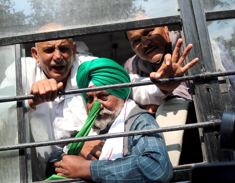 Farmers under the banner of Sanyukt Kisan Manch assemble at Jantar Mantar