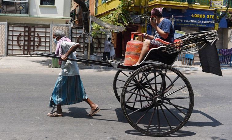 Kolkata Police urge people to stay indoors through street painting