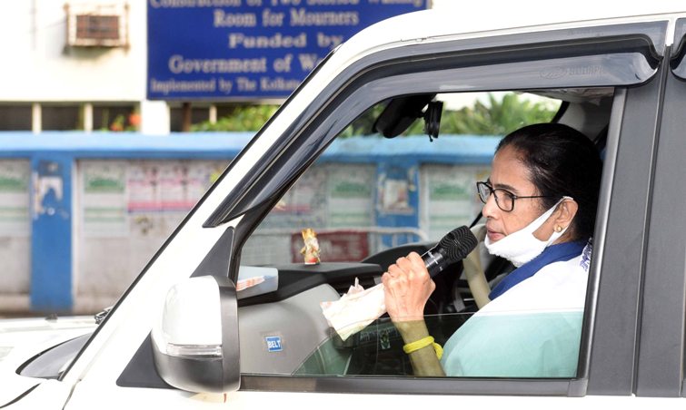 Mamata Banerjee supervises implementation of lockdown in Kolkata