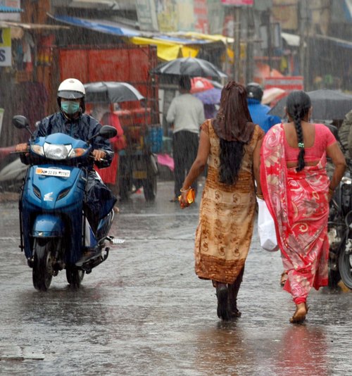 Heavy rain due to cyclone Nisarga in Balagavi
