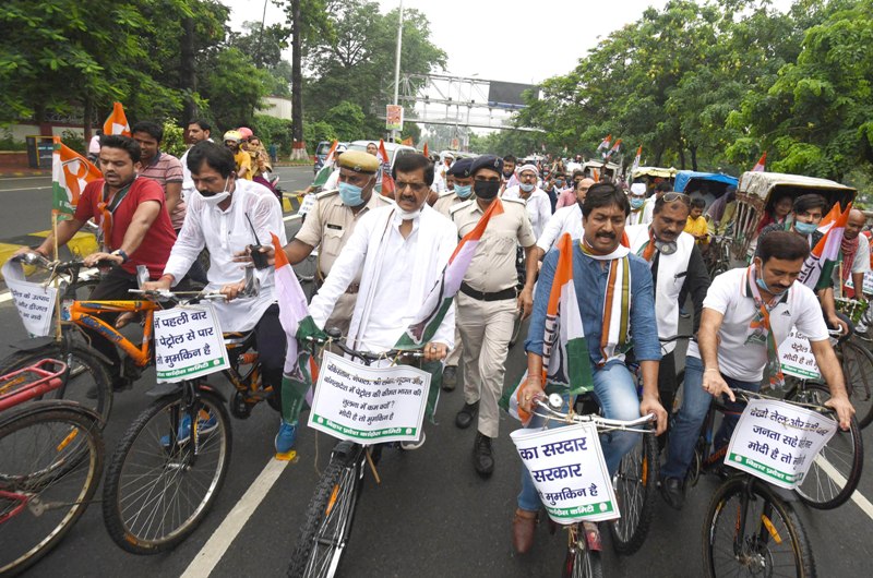 Congress protests against fuel price hike in Patna