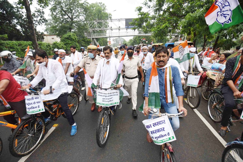 Congress protests against fuel price hike in Patna