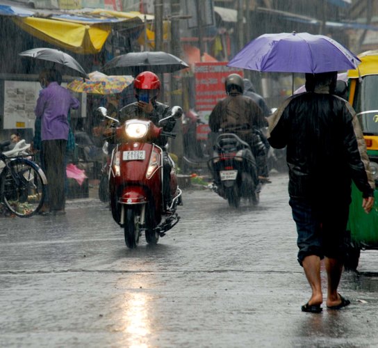 Heavy rain due to cyclone Nisarga in Balagavi