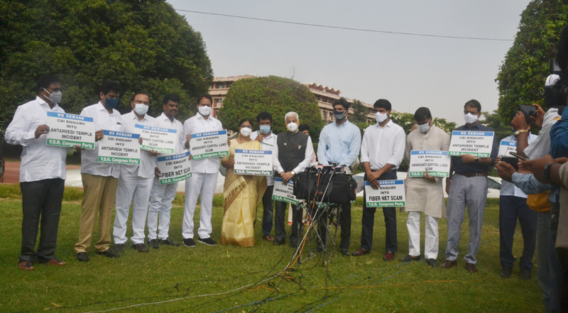 YSRCP leaders demonstrating for CBI inquiry into fiber net scam