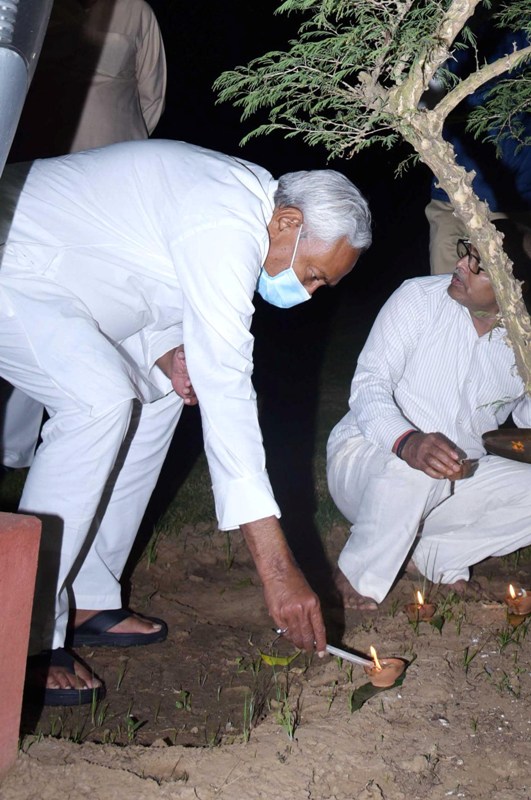 Nitish Kumar lights candle in Patna on Diwali