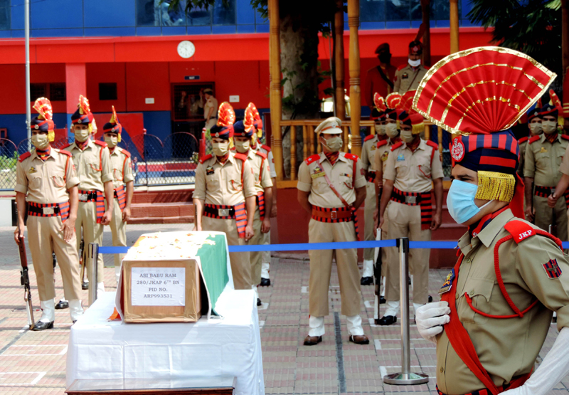 Advisor to J&K Guv and top police officials paying rich tributes to to ASI Babu Ram in Srinagar