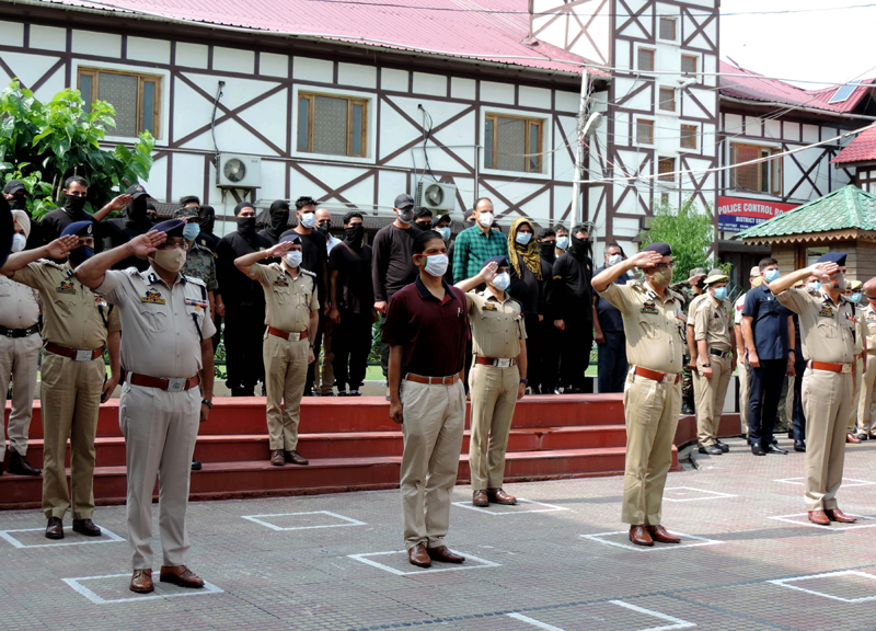 Advisor to J&K Guv and top police officials paying rich tributes to to ASI Babu Ram in Srinagar
