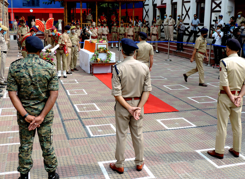 Advisor to J&K Guv and top police officials paying rich tributes to to ASI Babu Ram in Srinagar