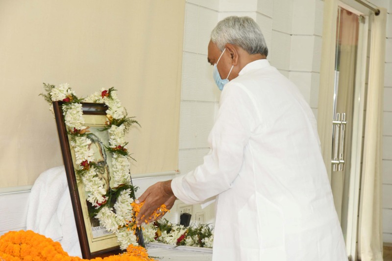 Nitish Kumar pays tribute to Ram Manohar Lohia