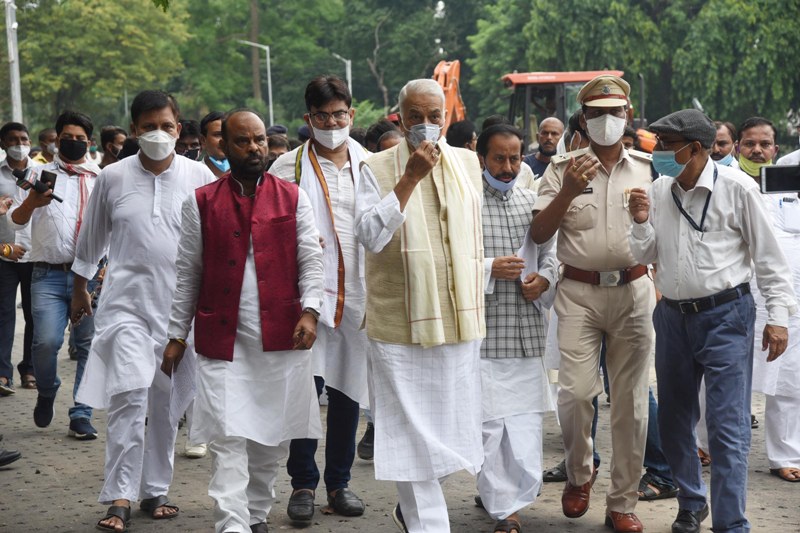 Yashwant Sinha hands over memorandum to Bihar Guv over Bihar flood