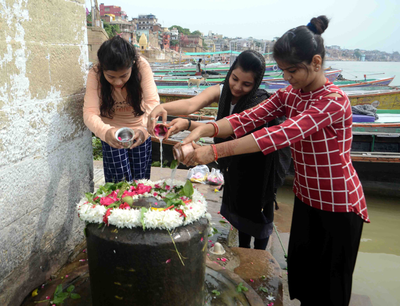 Devotees offering prayers to Lord Shiva in different cities across India