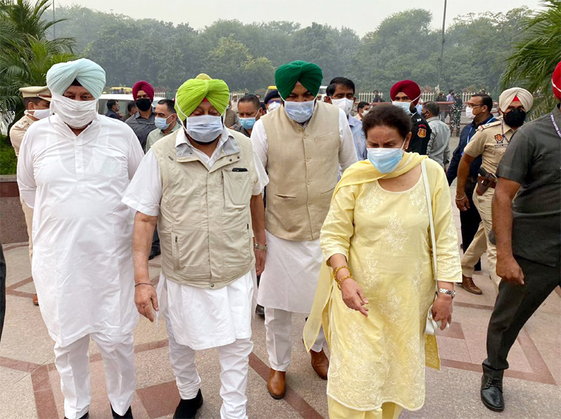 Amarinder Singh paying tribute to Mahatma Gandhi