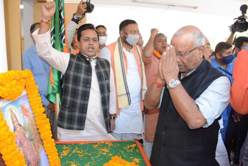 Bihar Deputy CM pays floral tribute to Bharat Mata