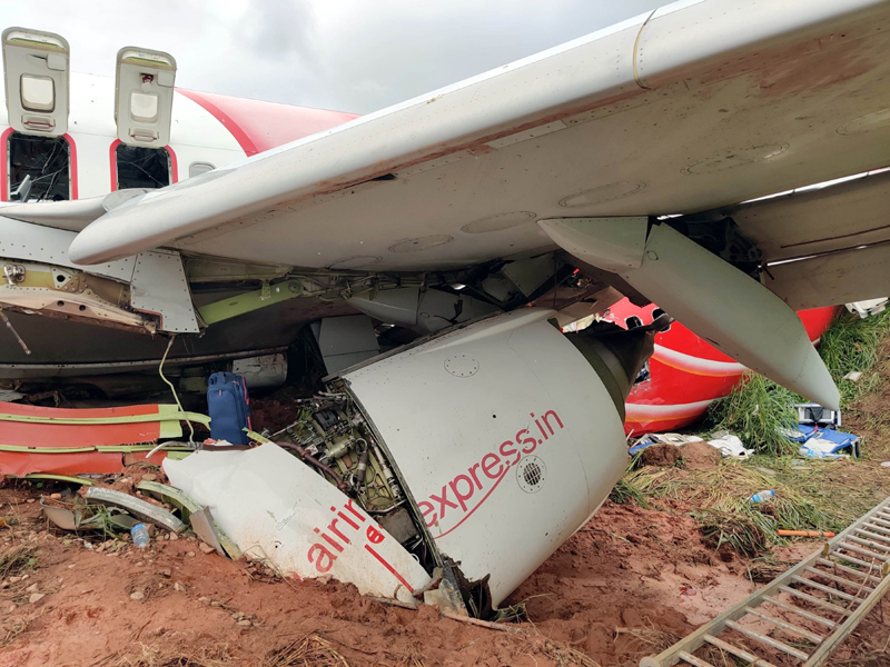 Civil Aviation Minister Hardeep Singh Puri inspecting the air crash site at Kozhikode, Kerala