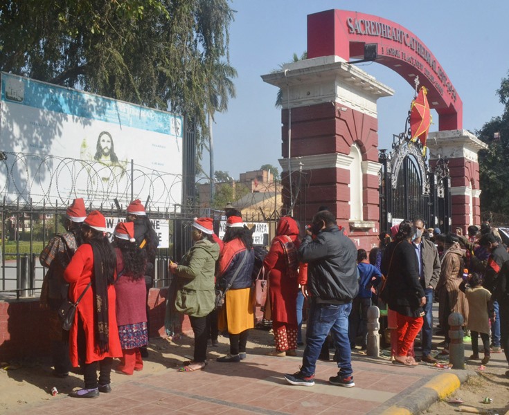 New Delhi: Child dresses like Santa Claus