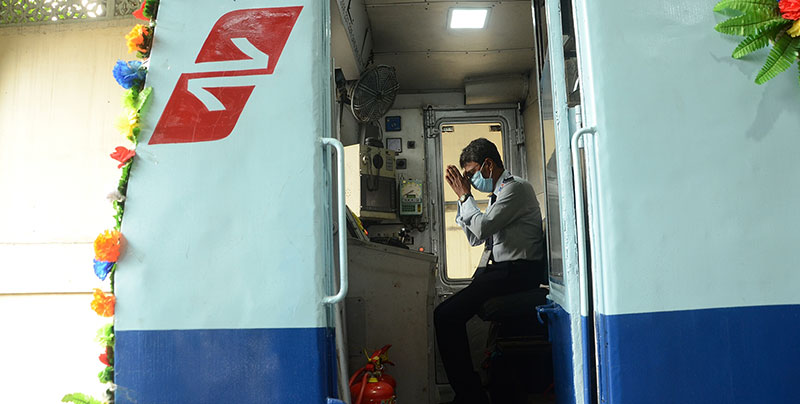 Kolkata bids farewell to non-AC metro